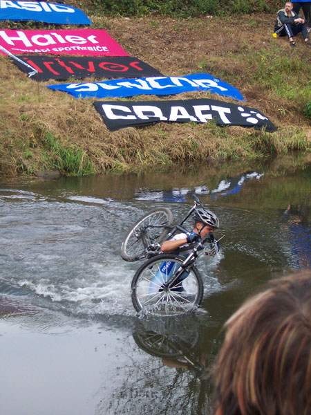 na fotce: a je tu první cyklista (Jan Fisnar)