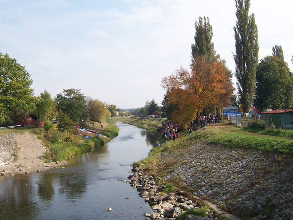 na fotce: Morava, diváci se srocují u brodu přes řeku (hyeny)