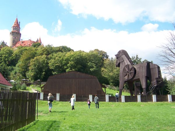 na fotce: Trojský kůň pod hradem