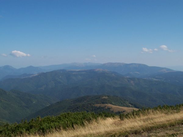 na fotce: vzadu Nízké Tatry, před nimi vrch Zvolen nad Donovalama