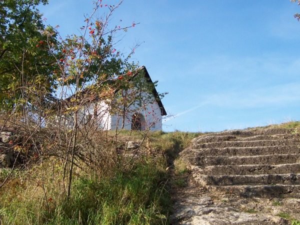 na fotce: kaplička před hradem Landštejnem