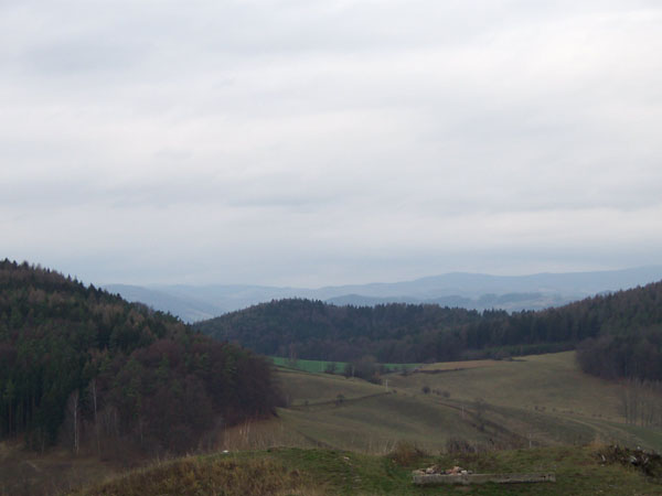 na fotce: ze zříceniny jsou za dobré viditelnosti krásné výhledy - směr Orlické hory