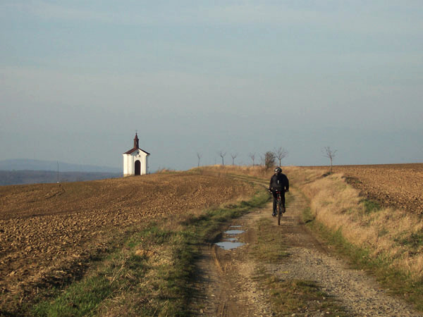 na fotce: od kapličky je nádherný výhled (a že by tam byla taky keška?)