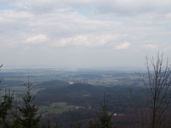 na fotce: panorámata - tentokrát výhled na Venušiny misky a dále do Polska