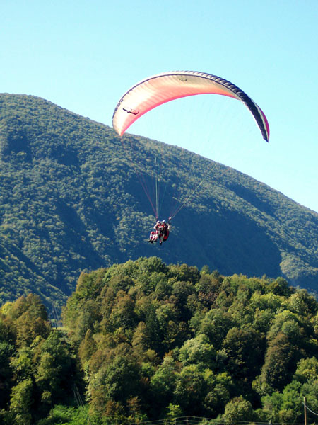 na fotce: ..ale bylo hezky, takže si klienti mohli vyzkoušet paragliding