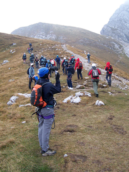 na fotce: menší banda turistů