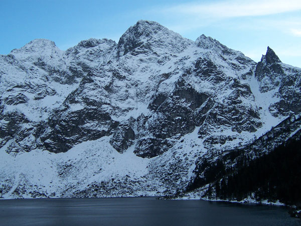 na fotce: Morskie Oko a napravo sedí Mnich