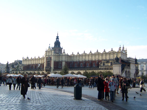 na fotce: Rynek Glówny - Sukiennice (paní v levé části vraždí holuba deštníkem)