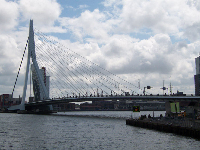 na fotce: Erasmus Bridge