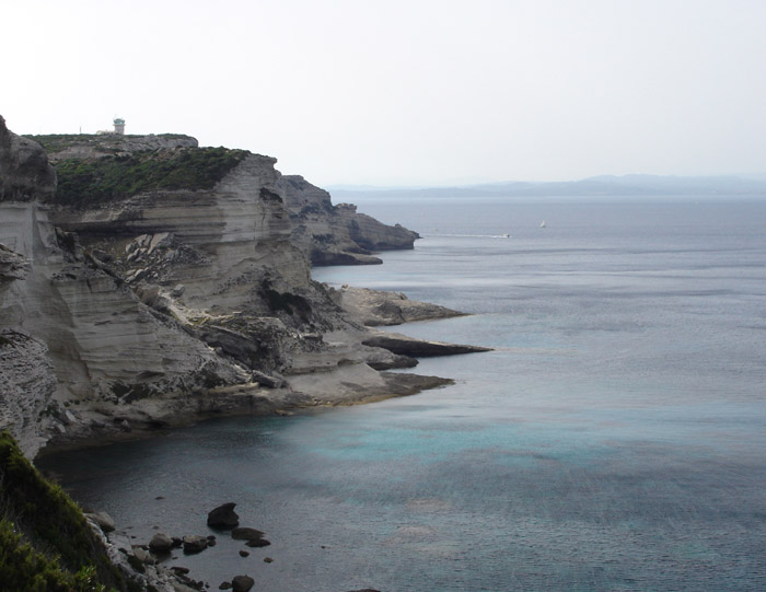 na fotce: Cap Pertustato, vzadu je vidět už Sardinie