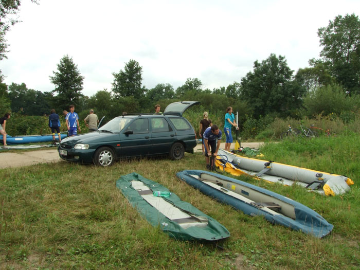 na fotce: všechny lodě byly v tomto autě