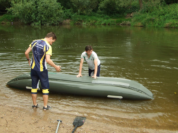 na fotce: Jedla se pokouší utopit loď