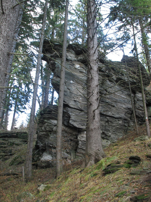 na fotce: skály poblíž zřiceniny hradu Rabenštejn