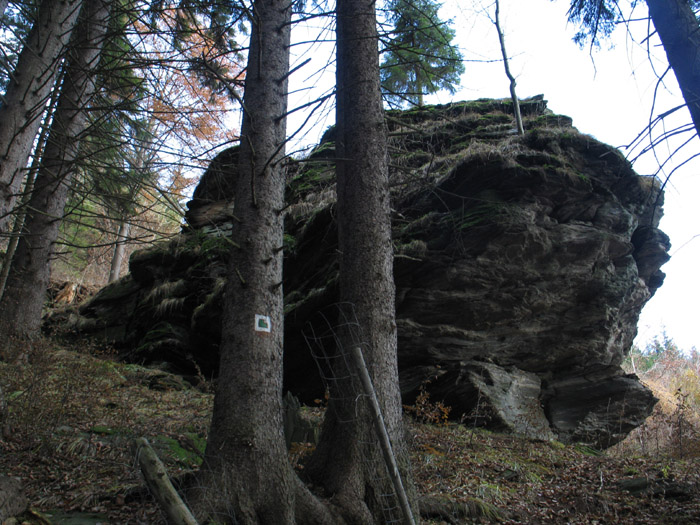 na fotce: skály poblíž zřiceniny hradu Rabenštejn