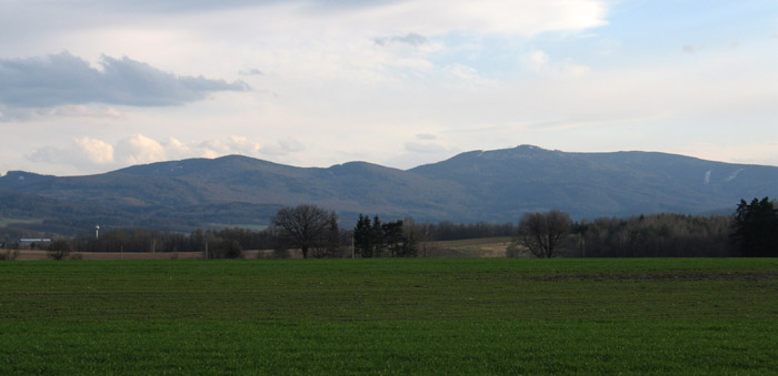 na fotce: podvečerní pohled na Sokolí vrch