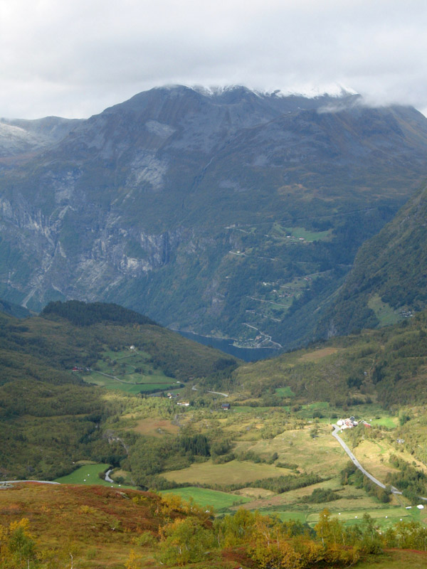 na fotce: nejznámější norský fjord Geiranger, dolů jsme nejeli