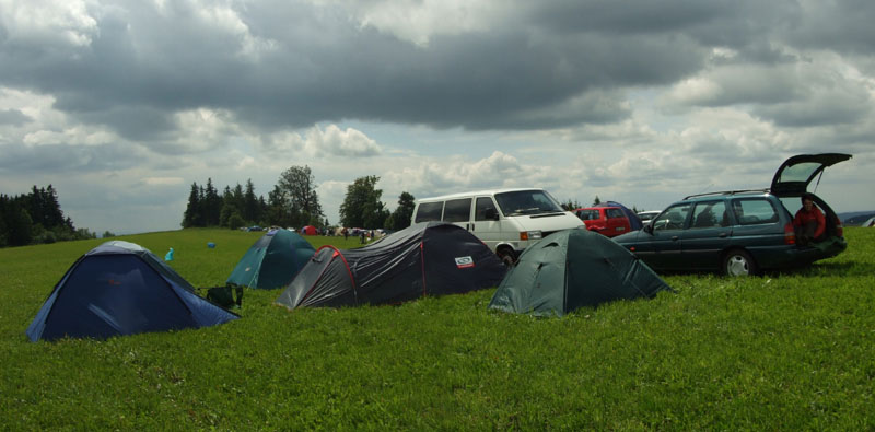 na fotce: kempík na kopci, po závodě jsme se stěhovali na méně větrné místo