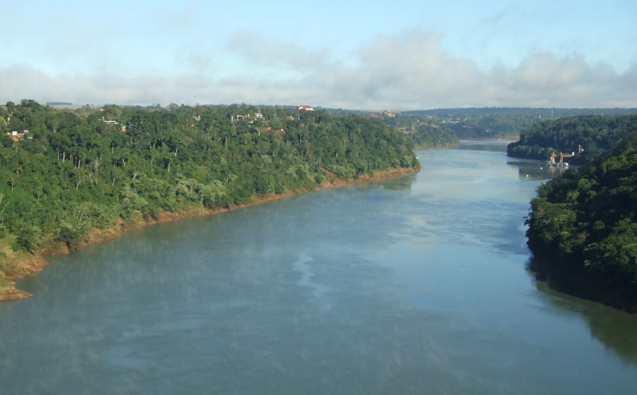 na fotce: foto z hraničního mostu - dole je řeka Iguacu, vlevo je Argentina, vpravo Brazílie, vzadu Paraguay a vzadu také soutok Iguacu s Paraná