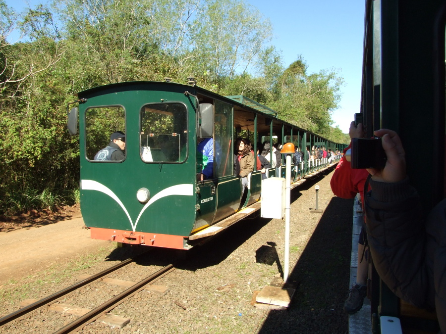 na fotce: v národním parku na Argentinské straně - turisty tam vozí vláček